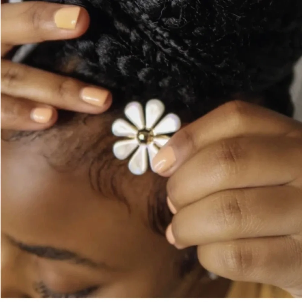 E A C H Flower Barrette Set